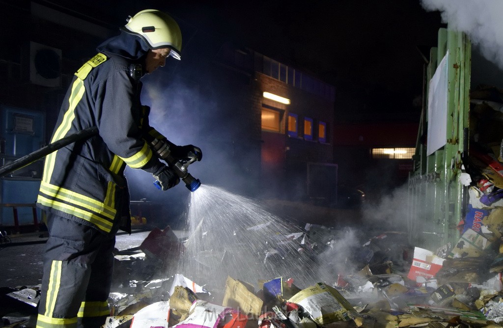 Feuer Papp Presscontainer Koeln Hoehenberg Bochumerstr P353.JPG - Miklos Laubert